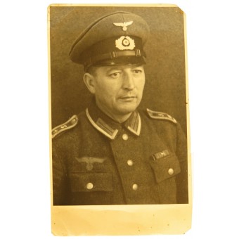 Studio photo of Wehrmacht oberfeldwebel of pionier troops in visor hat and M 40 tunic. Espenlaub militaria